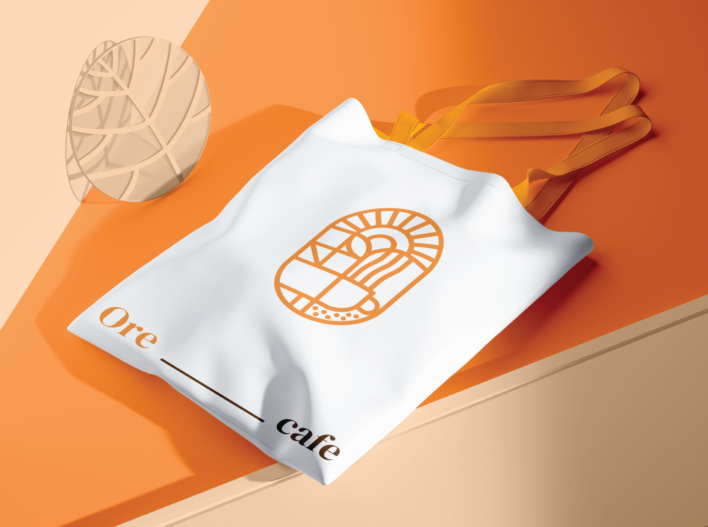 Túi tote trong bộ nhận diện văn phòng của thương hiêu Ore Cafe.