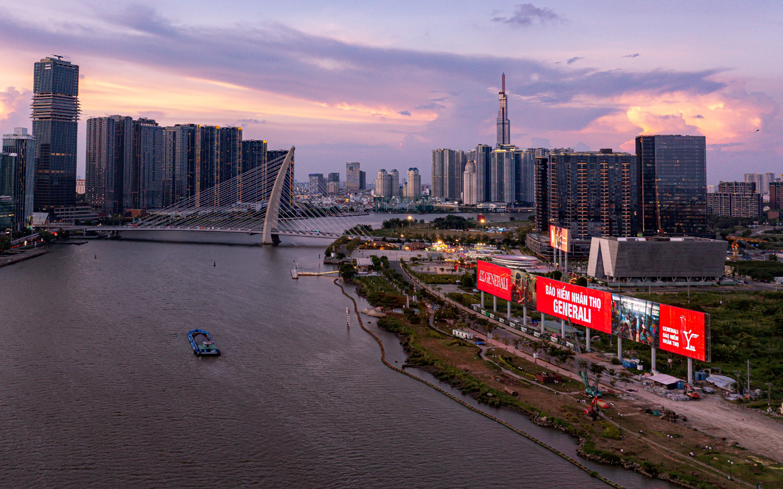 Hình ảnh billboard cỡ lớn của Generali tại Sky LED Thủ Thiêm và Metro Bến Thành nhanh chóng trở thành điểm thu hút người dân