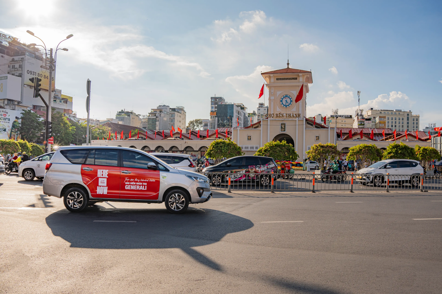 Chiến dịch tiếp tục tạo dấu ấn thị giác khi phủ sóng thương hiệu trên các phương tiện taxi tại nhiều thành phố lớn.