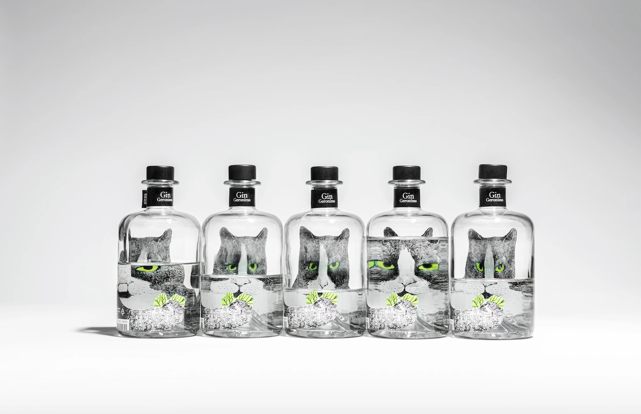 Điều khiến rượu Gin Geronimo nổi bật nằm ở thiết kế bao bì sản phẩm ấn tượng, độc đáo, đậm chất hài hước và khác biệt.