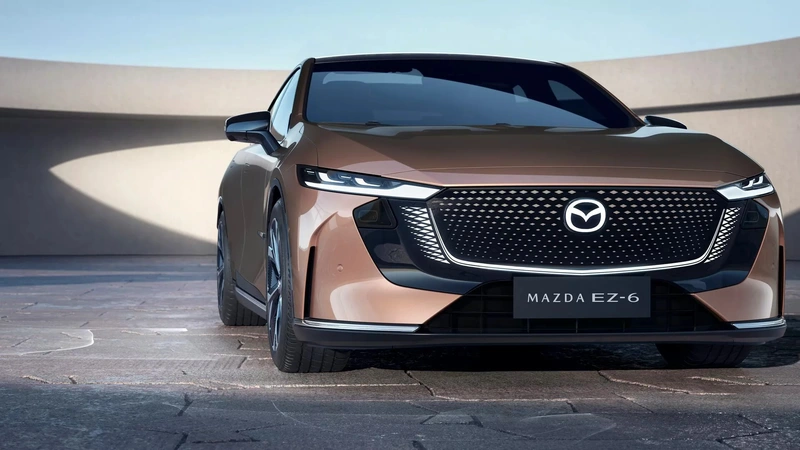 Mazda EZ-6 sử dụng logo đơn giản hóa dạng 2D nhưng lại giữ bộ khung thiết kế cũ với đôi cánh dạng cong (Ảnh: Mazda).