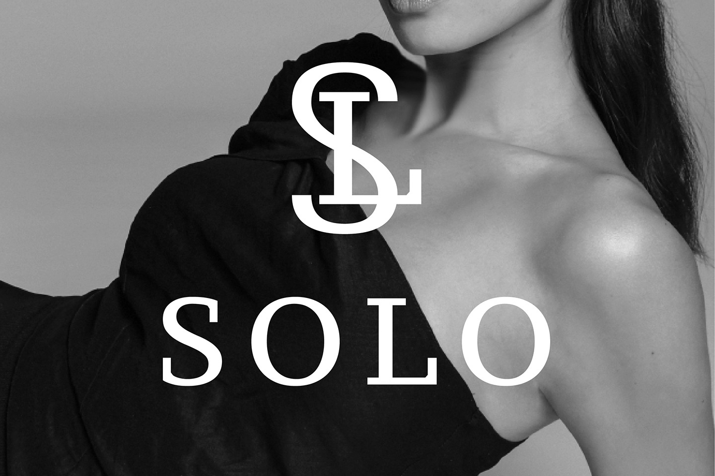Logo thương hiệu thời trang SOLO được thiết kế theo phong cách Monogram.